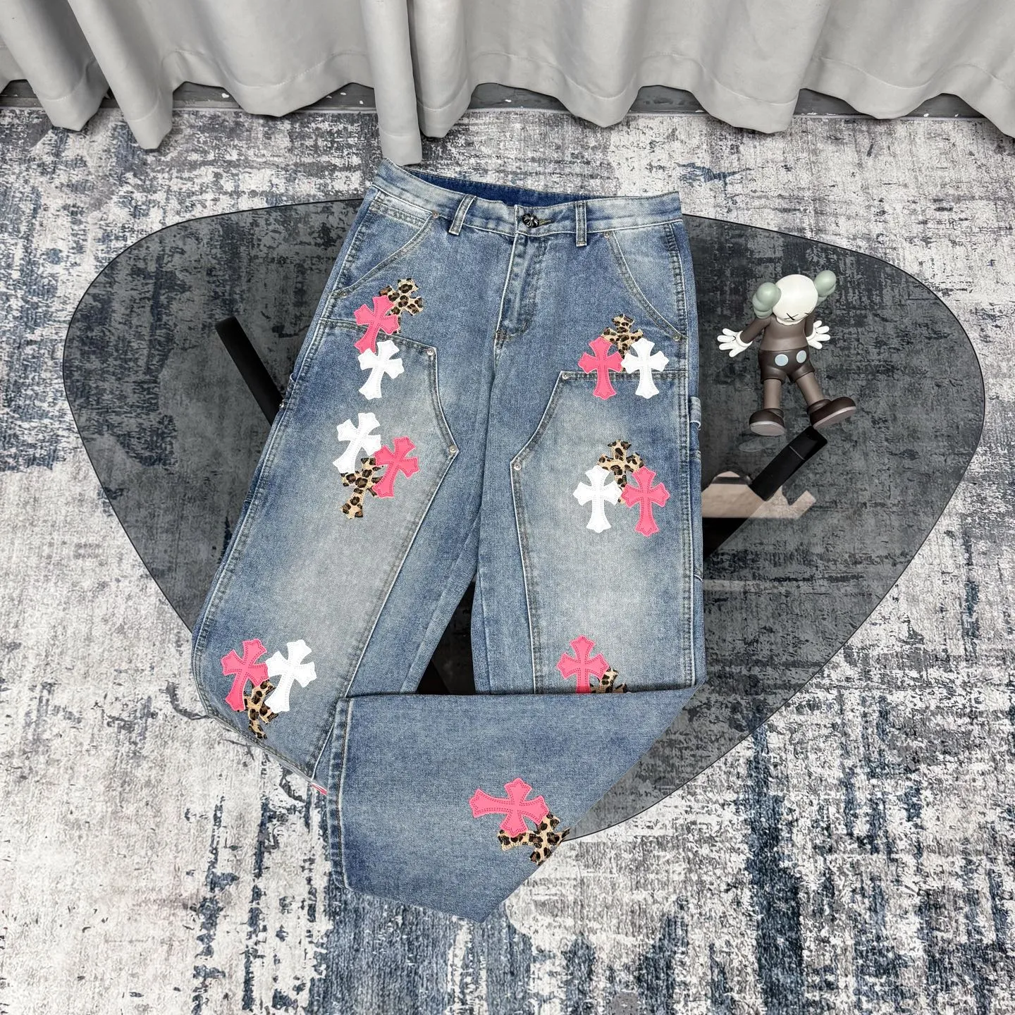 P280 CH Chromehearts Malaysia-limited leopard print cross patchwork leather workwear jeans and logging pants. The counter price is 34W. It is decorated with patchwork cross patterns and washed jeans! ! An absolutely high-end luxury product, a 1.9W-level god-level single product, a super popular product, made by top heavy industry, a magic weapon that cannot be missed! [About Zangyin] This is an extremely luxurious fashion brand that can also be called the aristocracy of the high street. It has always been an exclusive brand for some hipsters or rich second generations. Compared with ordinary high streets, it is more luxurious and noble. Compared with luxury brands, it is more fashionable and individual. It has always been a brand that I have a special liking for. [Top heavy industry fashion design] Consistently high-street luxury style. Speaking of this style, the Zangyin family and GU family are definitely the leading representative brands. Especially the Zangyin family has really achieved a state-of-the-art effect in creating high-street style. The unique washed material is used to create this style. The color system is already quite eye-catching. After it is decorated with patchwork cross flowers, it cleverly highlights the charm of the brand. Secondly, this style uses classic The high-waist cutting design highlights the long legs and fashionable temperament of the upper body. The brand is highly recognizable and the slim fit configuration is more suitable for daily wear. It is a product that interprets personality, fashion, and specifications at a glance. This single product is enough to make any fan excited. It can be a white T-shirt for a youthful college style, or a tight suspender for a royal style. It has strong matching ability and can be easily controlled by men.  [Materials and craftsmanship] Needless to say, this point goes without saying. As an excellent craftsman brand, Zangyin’s requirements for details and craftsmanship are really perfect. The washed color of this model has gone through so many processes, not to mention the embellishment of denim appliques. It is also purely hand-made and sewn. Just like what they believe in, only hand-made things have soul and have the meaning of wear. A top-notch heavy-duty fashionable denim item, I look forward to your perfect interpretation! !  Color: blue Size: 28-36